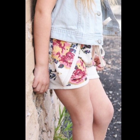 Little girls floral sweat shorts - Picture 3 of 3